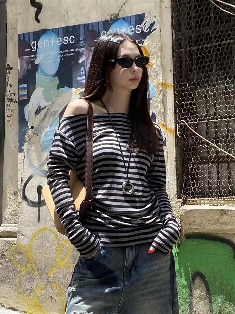 Aesthetic 2000s Women T-shirt  - огляд і ціна Winter Clothing Aesthetic