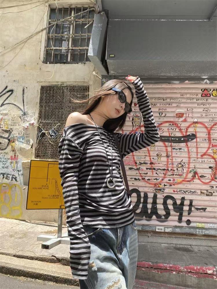 Aesthetic 2000s Women T-shirt  - огляд і ціна Winter Clothing Aesthetic