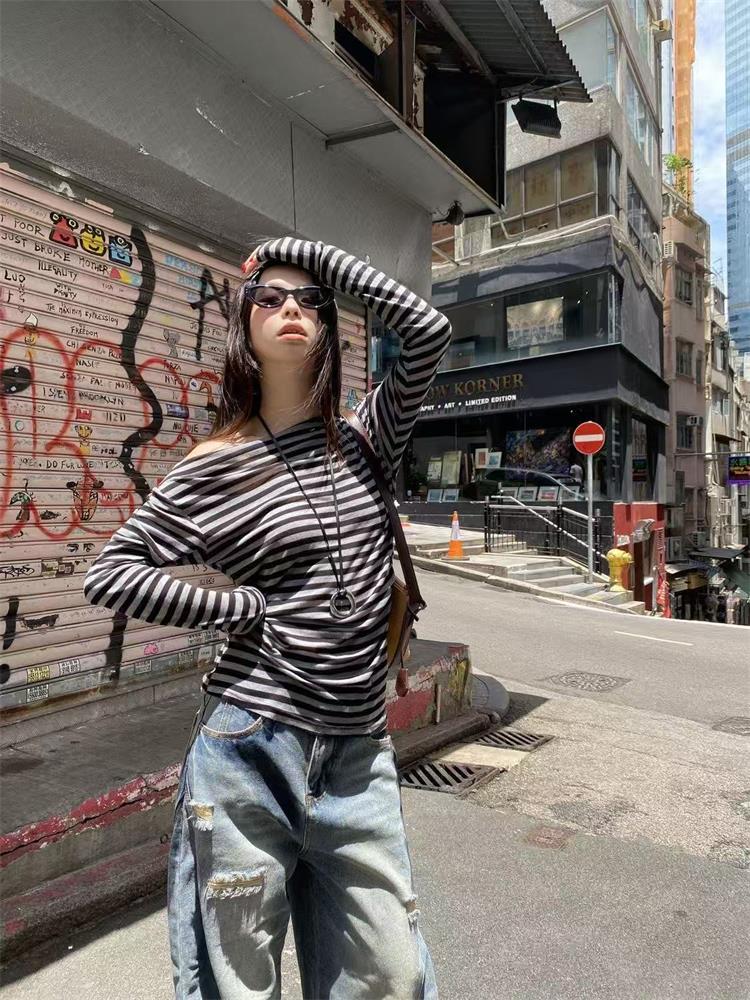 Aesthetic 2000s Women T-shirt  - огляд і ціна Winter Clothing Aesthetic
